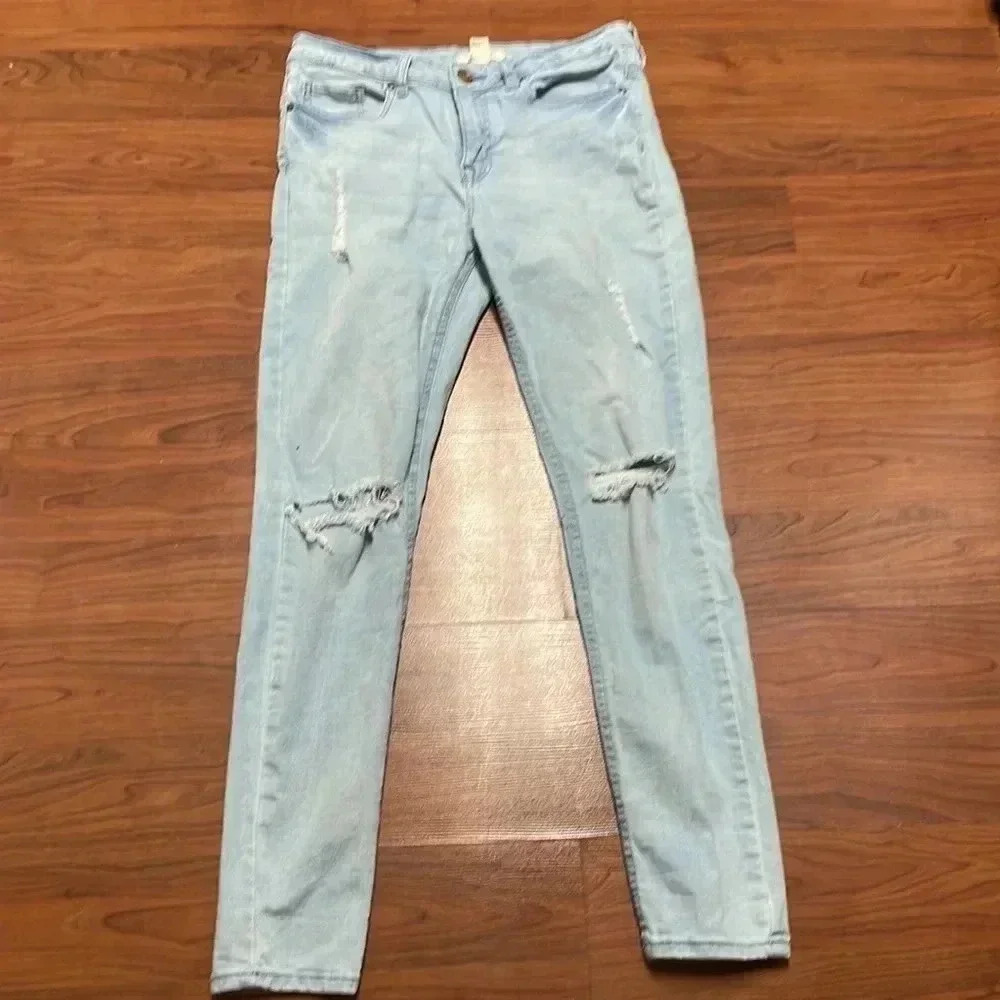 Forever 21 light wash distressed jeans, size 28